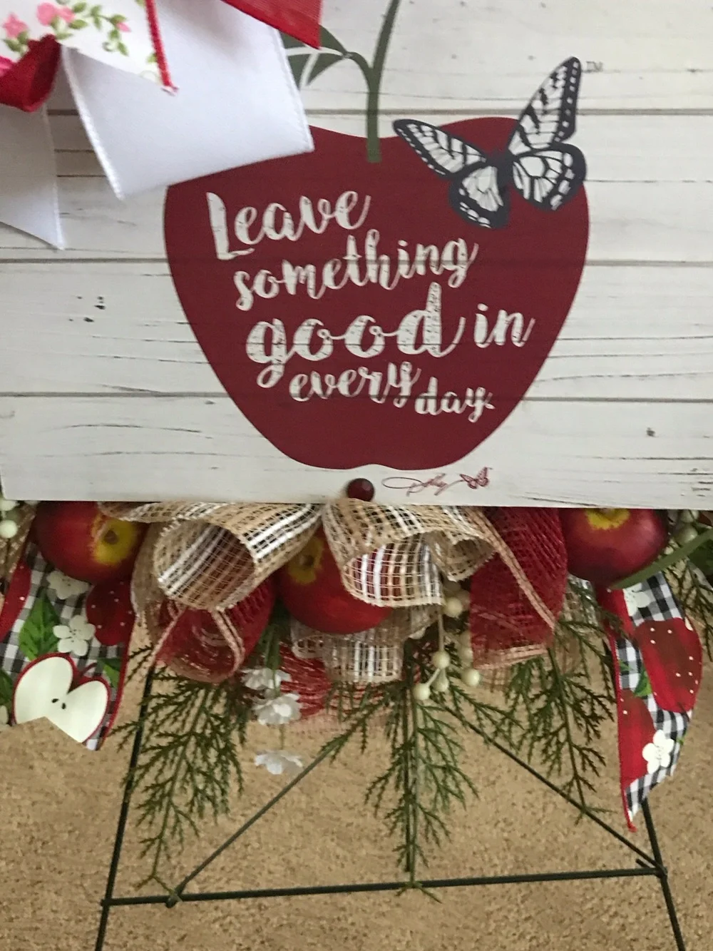 Dollcake Red, White,Green & Apple Everyday Wreath